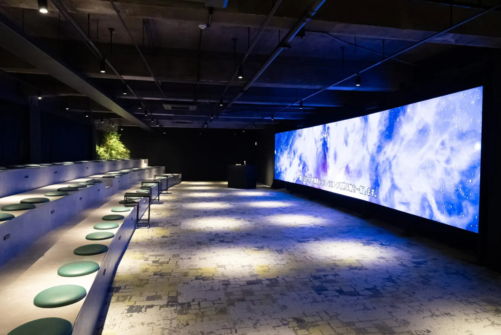 電子部品工場LEDビジョン事例