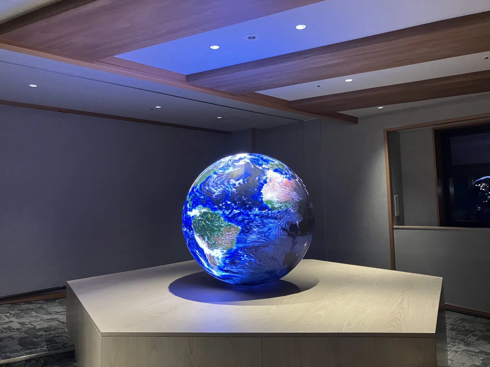 ホテル三日月 球体LEDビジョン事例