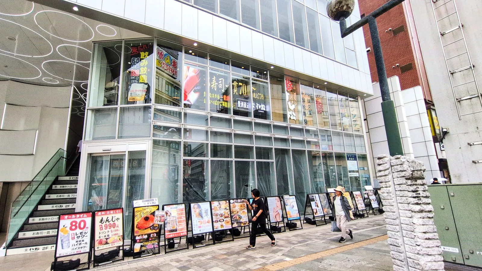 すし松本厚木店 透過型LEDビジョン設置事例